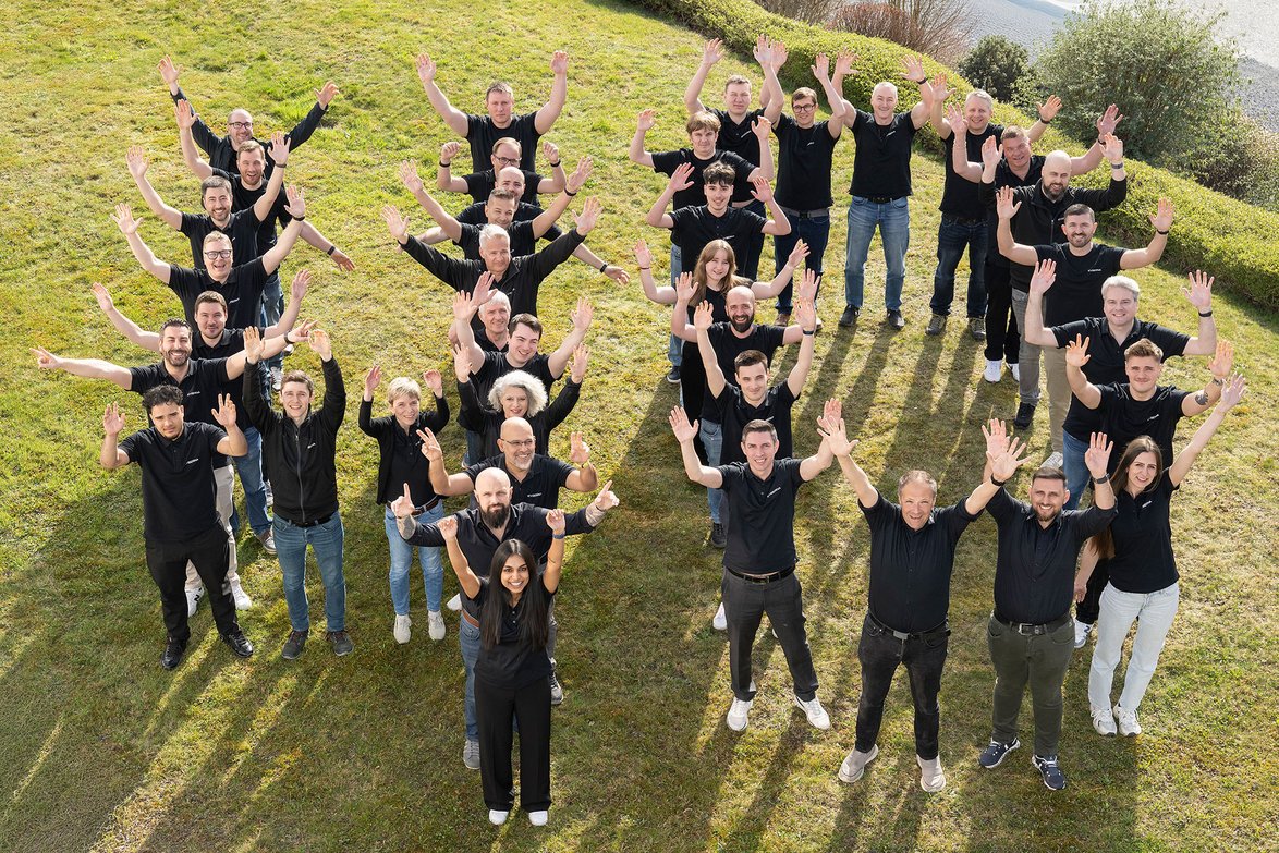 KYBERNA Mitarbeitenden Gruppenfoto 2026 40 Jahre HandsUp KYBERNA Mitarbeitenden Gruppenfoto 2026 in Form einer 40 anlässlich des Jubiläums «40 Jahre KYBERNA»